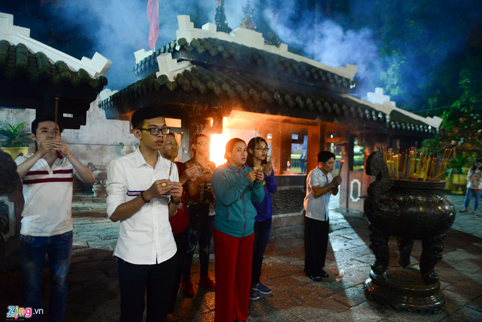 Người Sài Gòn xếp hàng để được gõ chuông chùa ngày đầu năm